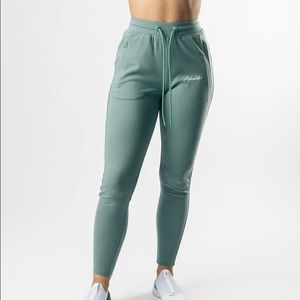 Alphalete Essential Joggers sage green size xs